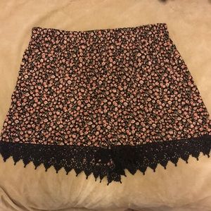 Floral shorts with lace trim